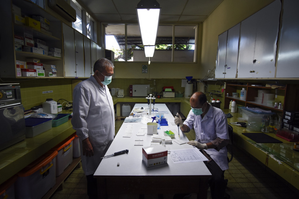 Direktur Laboratorium Hepatika Bumi Gora Mulyanto yang juga menjadi salah seorang peneliti (kiri) mengawasi pembuatan prototipe alat tes diagnostik cepat (rapid test) RI-GHA Covid-19 di Laboratorium Hepatika Bumi Gora di Mataram, NTB.