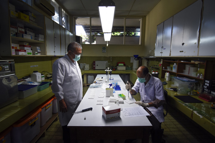 Direktur Laboratorium Hepatika Bumi Gora Mulyanto yang juga menjadi salah seorang peneliti (kiri) mengawasi pembuatan prototipe alat tes diagnostik cepat (rapid test) RI-GHA Covid-19 di Laboratorium Hepatika Bumi Gora di Mataram, NTB.