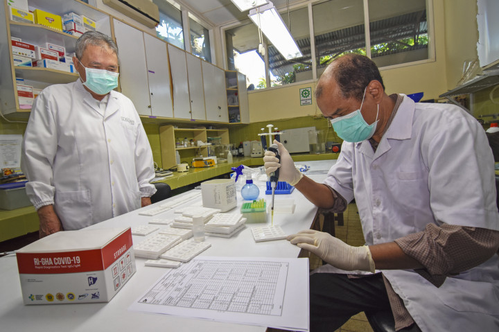 
Alat rapid test RI-GHA (Republik Indonesia-Gadjah Mada, Hepatika Mataram-Airlangga) Covid-19 tersebut merupakan produk dalam negeri yang melibatkan para peneliti dari Universitas Gajah Mada, Universitas Airlangga dan Laboratorium Hepatika Bumi Gora Mataram. 
