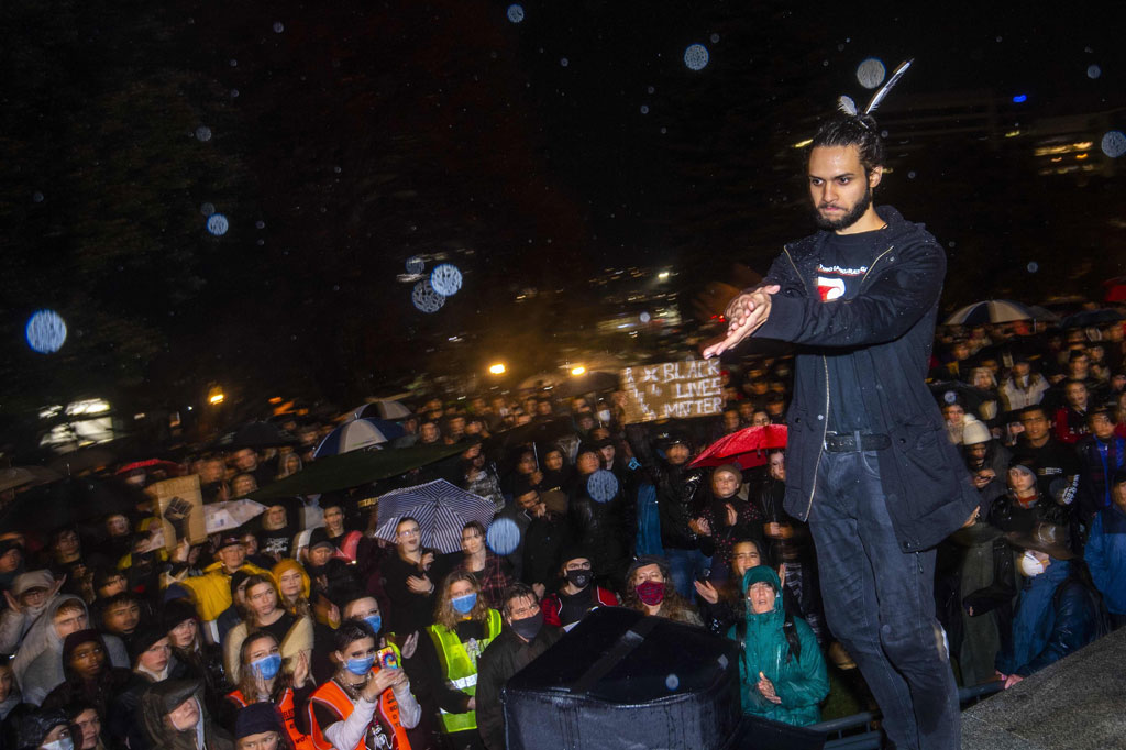 Ribuan warga Selandia Baru, Senin, 1 Juni 2020 waktu setempat, melakukan protes damai dan melantunkan kalimat 'Black Lives Matter' dalam solidaritas untuk George Floyd, warga Amerika kulit hitam yang meninggal pekan lalu dalam aksi penahanan oleh polisi di Amerika Serikat.