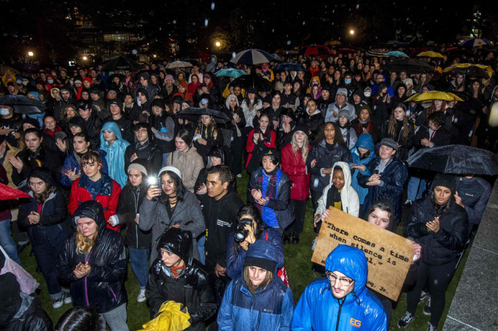 Aksi unjuk rasa itu merupakan bagian dari sejumlah protes di seluruh dunia, dari London dan Berlin ke Australia dan Belanda, setelah satu video menunjukkan seorang perwira polisi berkulit putih Minneapolis menindihkan lututnya di leher Floyd selama hampir sembilan menit sebelum dia meninggal pada Senin, 25 Mei 2020 pekan lalu.
