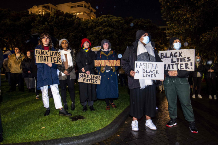 Sejumlah unggahan di media sosial menunjukkan demonstran di luar Konsulat Amerika di Auckland memegang poster yang bertuliskan 'Justice For George Floyd' (Keadilan Untuk George Floyd) dan 'Are We Next?' (Apakah Kami Sasaran Berikutnya?).