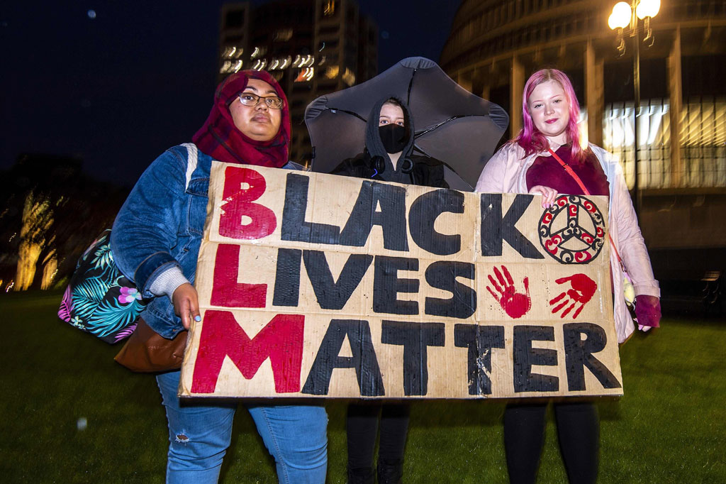 Di Ibu Kota Wellington, lebih dari 100 orang berjalan dari gedung parlemen Selandia Baru ke Kedutaan Besar Amerika Serikat, meneriakkan 'Black Lives Matter' (kehidupan orang kulit hitam itu penting).