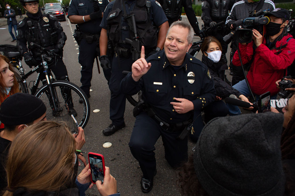 Seorang Kepala Kepolisian di Bellevue, Washington juga melakukan hal yang sama saat berbicara dengan para demonstran.