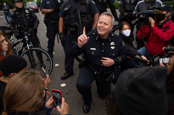 Seorang Kepala Kepolisian di Bellevue, Washington juga melakukan hal yang sama saat berbicara dengan para demonstran.