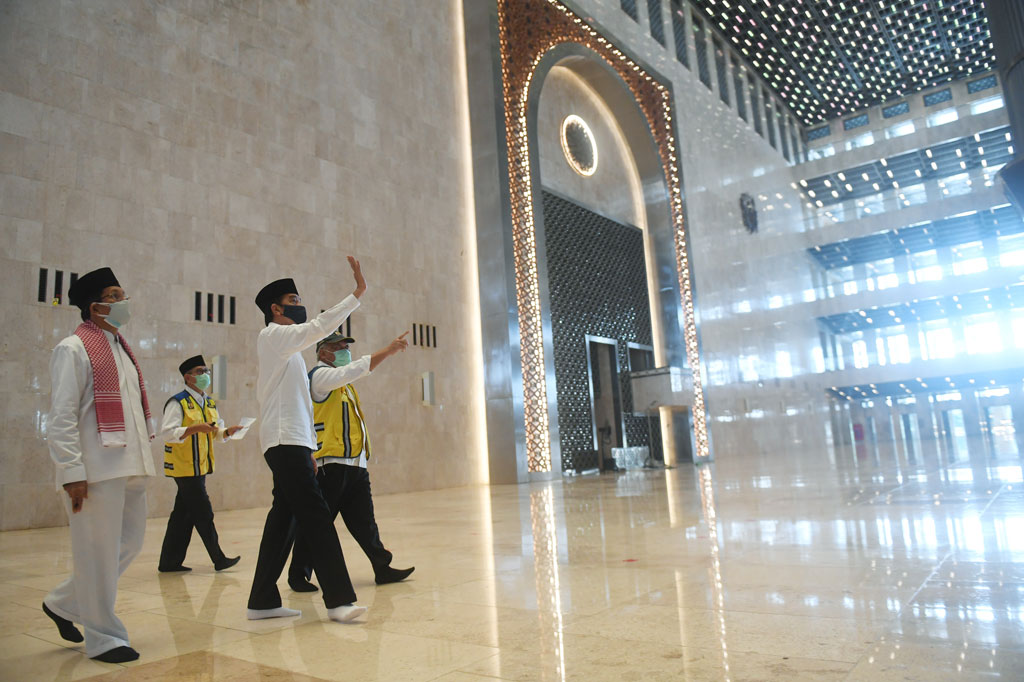 Presiden Joko Widodo (kedua kanan) didampingi Menteri PUPR Basuki Hadimuljono (kanan), Imam Besar Masjid Istiqlal Nasaruddin Umar (kiri) dan Dirjen Cipta Karya Kementerian PUPR Danis Sumadilaga (kedua kiri) meninjau perkembangan renovasi Masjid Istiqlal di Jakarta, Selasa, 2 Juli 2020.