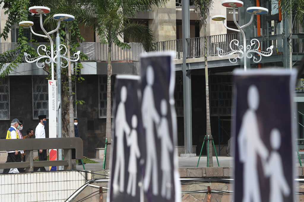 Jokowi menyadari sampai saat ini penyebaran covid-19 di Tanah Air belum semuanya bisa dikendalikan. Oleh sebab itu, pembukaan untuk tempat ibadah, pembukaan untuk aktivitas ekonomi, sekolah, dan lain-lain semuanya harus melalui tahapan-tahapan yang ketat dengan melihat angka dari laju penyebaran virus yakni R0 dan Rt.