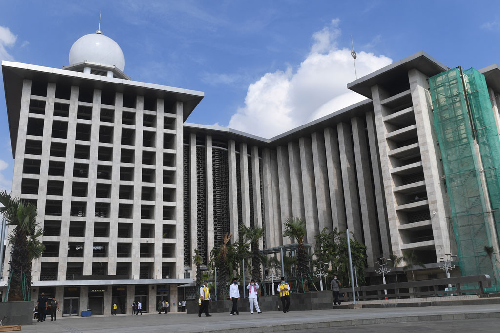 Namun, kata Presiden, berdasarkan informasi kesiapan yang disampaikan Imam Besar Masjid Istiqlal, kemungkinan masjid itu akan mulai dibuka untuk aktivitas ibadah mulai Juli 2020. 
