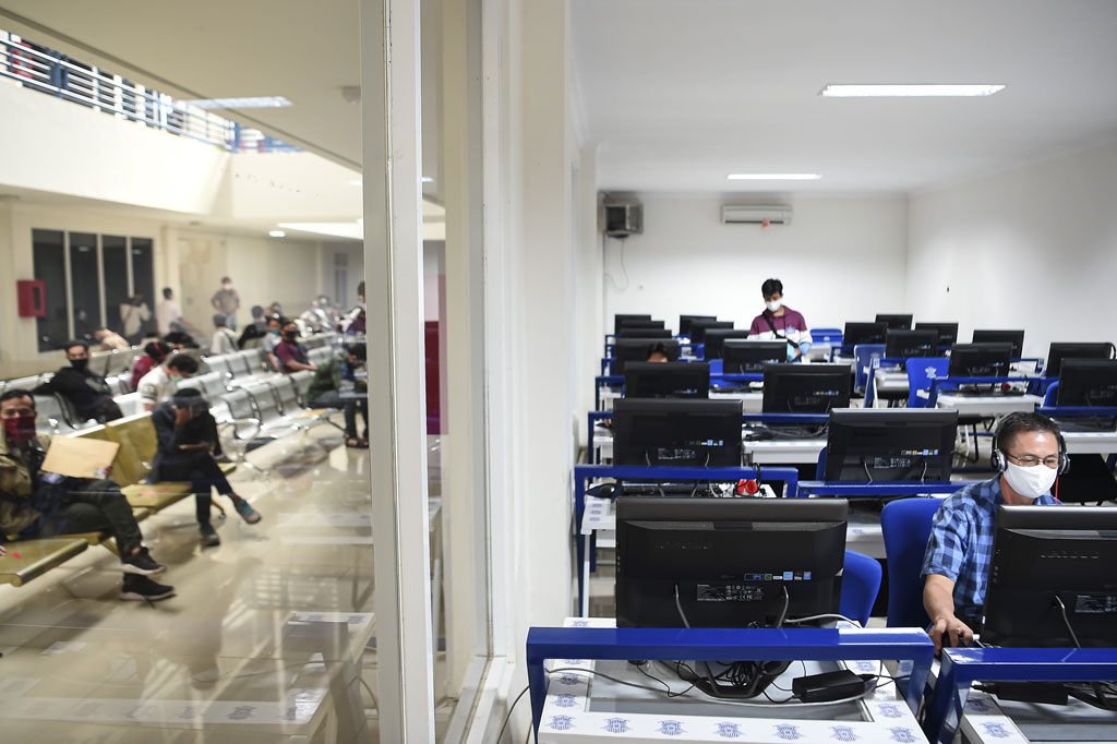 Sebelumnya Satpas jajaran Polda Metro Jaya di wilayah Jakarta Barat, Jakarta Timur, Jakarta Pusat, Jakarta Selatan, dan Jakarta Utara serta di wilayah Depok, Bekasi, serta Tangerang tetap melayani pembuatan SIM baru dan penggantian SIM hilang atau SIM rusak, tapi tidak melaksanakan pelayanan perpanjangan SIM pada 17 Maret hingga 29 Mei 2020.