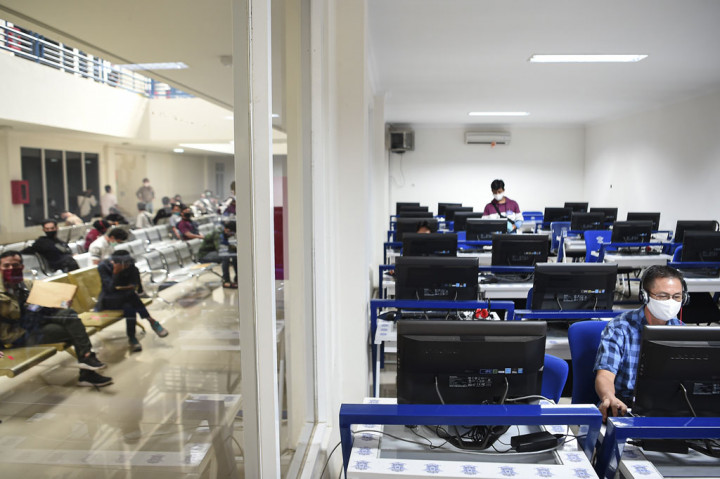 Sebelumnya Satpas jajaran Polda Metro Jaya di wilayah Jakarta Barat, Jakarta Timur, Jakarta Pusat, Jakarta Selatan, dan Jakarta Utara serta di wilayah Depok, Bekasi, serta Tangerang tetap melayani pembuatan SIM baru dan penggantian SIM hilang atau SIM rusak, tapi tidak melaksanakan pelayanan perpanjangan SIM pada 17 Maret hingga 29 Mei 2020.