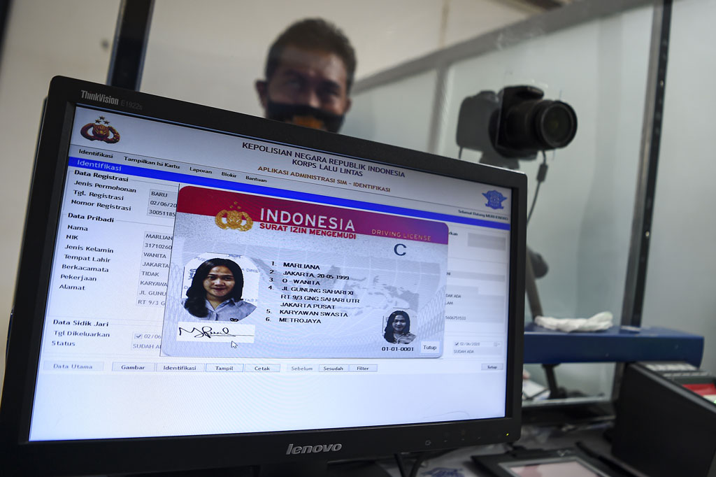 Direktorat Lalu Lintas (Ditlantas) Polda Metro Jaya kembali membuka layanan perpanjangan surat izin mengemudi (SIM) yang sebelumnya dihentikan akibat pandemi covid-19. Layanan perpanjangan SIM di wilayah hukum Polda Metro Jaya telah kembali beroperasi mulai Sabtu, 30 Mei 2020.