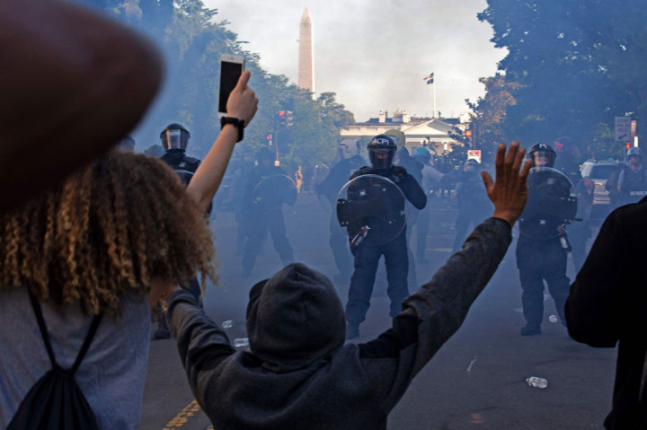 Polisi menembakkan peluru karet dan gas air mata untuk membubarkan massa aksi protes damai di dekat Gedung Putih, Washington DC, Amerika Serikat (AS) pada Senin, 1 Juni 2020 waktu setempat.
Unjuk rasa tersebut terkait kematian George Floyd, seorang pria kulit hitam dalam penangkapan oleh polisi di Minneapolis sepekan lalu.