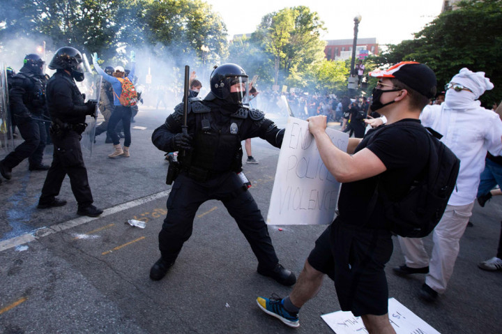 Aksi protes itu dilakukan di Taman Lafayette, yang berseberangan jalan dengan kompleks Gedung Putih, seiring dengan Presiden Donald Trump yang berjanji mengerahkan kekuatan demi menghentikan protes besar-besaran, dalam pidatonya di gedung pemerintahan itu.