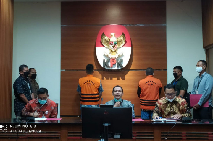 Komisi Pemberantasan Korupsi (KPK) resmi menahan mantan Sekretaris Mahkamah Agung Nurhadi dan menantunya Rezky Herbiyono di Rutan Kavling C1, Gedung KPK lama, Jakarta, terhitung mulai hari ini, Selasa, 2 Juni 2020 hingga 20 hari mendatang guna kepentingan penyidikan.