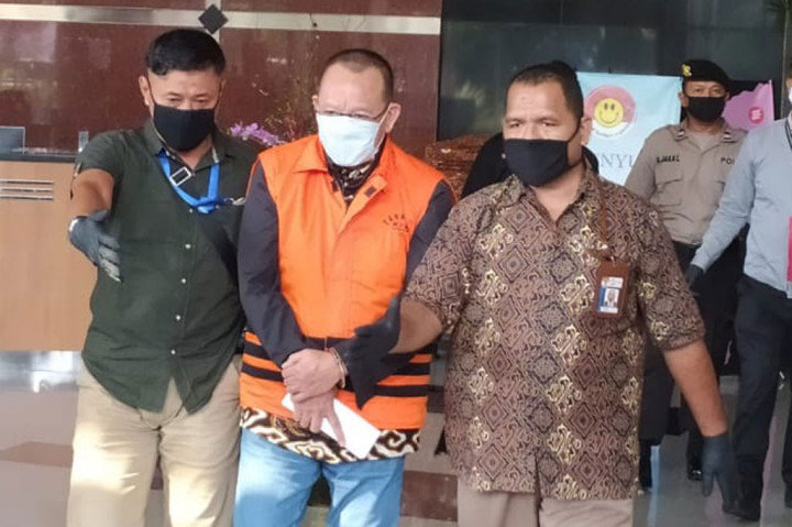 Nurhadi dan Rezky bersama Direktur PT Multicon Indrajaya Terminal (MIT) Hiendra Soenjoto (HS) telah ditetapkan sebagai tersangka kasus dugaan suap dan gratifikasi terkait dengan perkara di MA pada tahun 2011-2016 pada 16 Desember 2019. Ketiganya telah dimasukkan dalam status Daftar Pencarian Orang (DPO) sejak 11 Februari 2020.