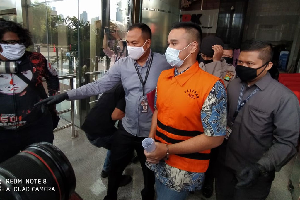 Nurhadi dan Rezky ditetapkan sebagai tersangka penerima suap dan gratifikasi senilai Rp46 miliar terkait pengurusan sejumlah perkara di MA sedangkan Hiendra ditetapkan sebagai tersangka pemberi suap. Untuk tersangka Hiendra belum tertangkap dan tim KPK masih memburunya.