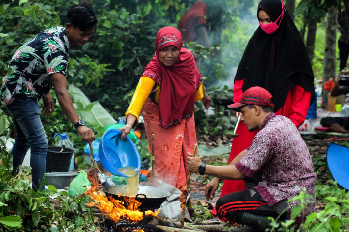 Kenduri blang memasak daging sapi dan sajian bu kulah atau nasi dibungkus daun pisang secara massal di kawasan persawahan itu merupakan tradisi turun temurun petani Aceh sebelum turun ke sawah untuk menanam padi agar padi terhindar dari serangan hama dan memperoleh hasil panen yang melimpah. 