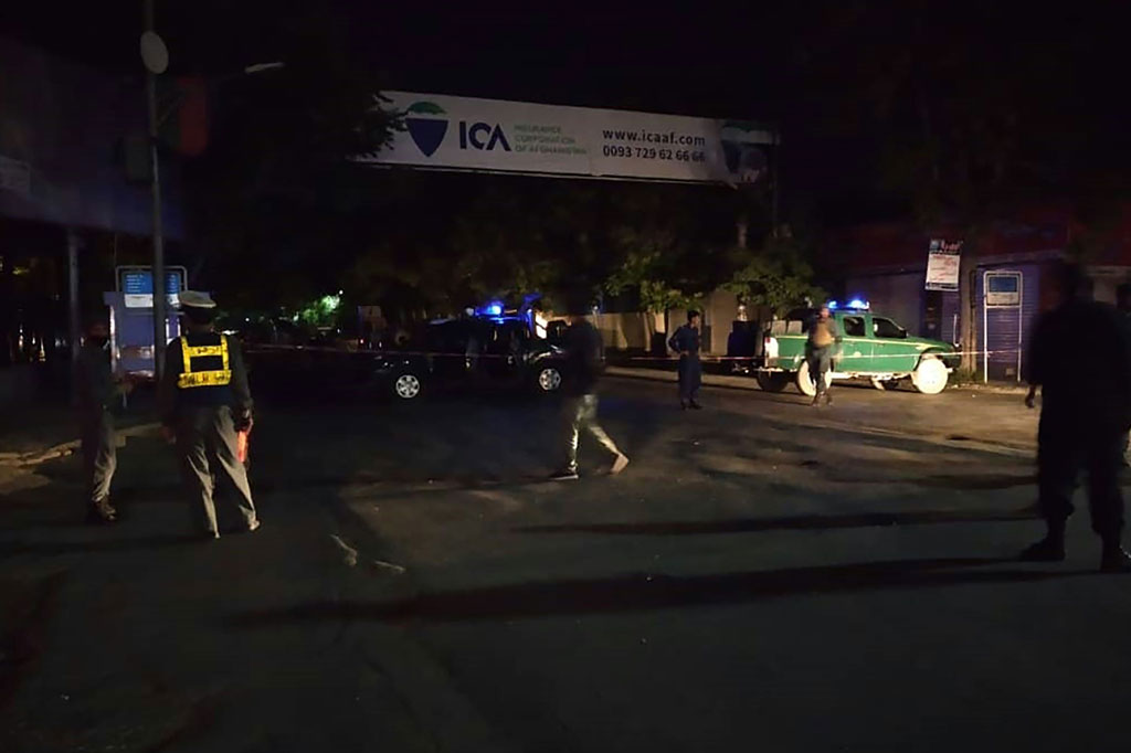 Personel keamanan Afghanistan berjaga-jaga di luar Masjid Wazir Akbar Khan menyusul serangan bom bunuh diri di Kabul pada Selasa 2 Juni 2020. Sedikitnya dua orang tewas dan dua terluka akibat peristiwa tersebut.