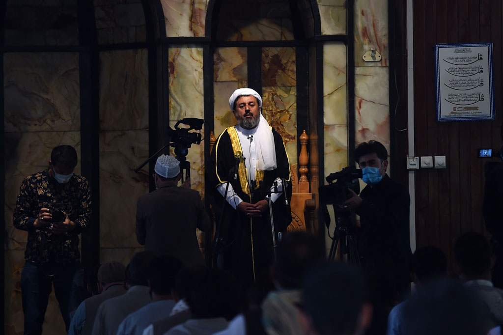 Sebuah foto yang diambil pada 24 Mei 2020, memperlihatkan Imam Ayaz Niazi tengah menyampaikan khotbah pada Idul Fitri lalu di Masjid Wazir Akbar Khan di Kabul. Imam Ayaz Niazi dan seorang jemaah tewas dalam pemboman saat waktu salat di sebuah masjid di zona hijau Kabul pada Selasa, 2 Juni 2020.