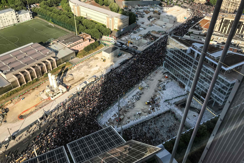 Ribuan pengunjuk rasa berkumpul di depan Gedung Pengadilan 'Tribunal de Paris' di Paris, Selasa, 2 Juni 2020, untuk memprotes para ahli medis Prancis yang membebaskan pasukan yang terlibat dalam penangkapan Adama Traore, seorang remaja kulit hitam yang meninggal dalam tahanan polisi pada 2016 silam.