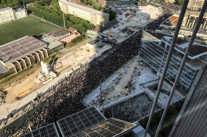 Ribuan pengunjuk rasa berkumpul di depan Gedung Pengadilan 'Tribunal de Paris' di Paris, Selasa, 2 Juni 2020, untuk memprotes para ahli medis Prancis yang membebaskan pasukan yang terlibat dalam penangkapan Adama Traore, seorang remaja kulit hitam yang meninggal dalam tahanan polisi pada 2016 silam.