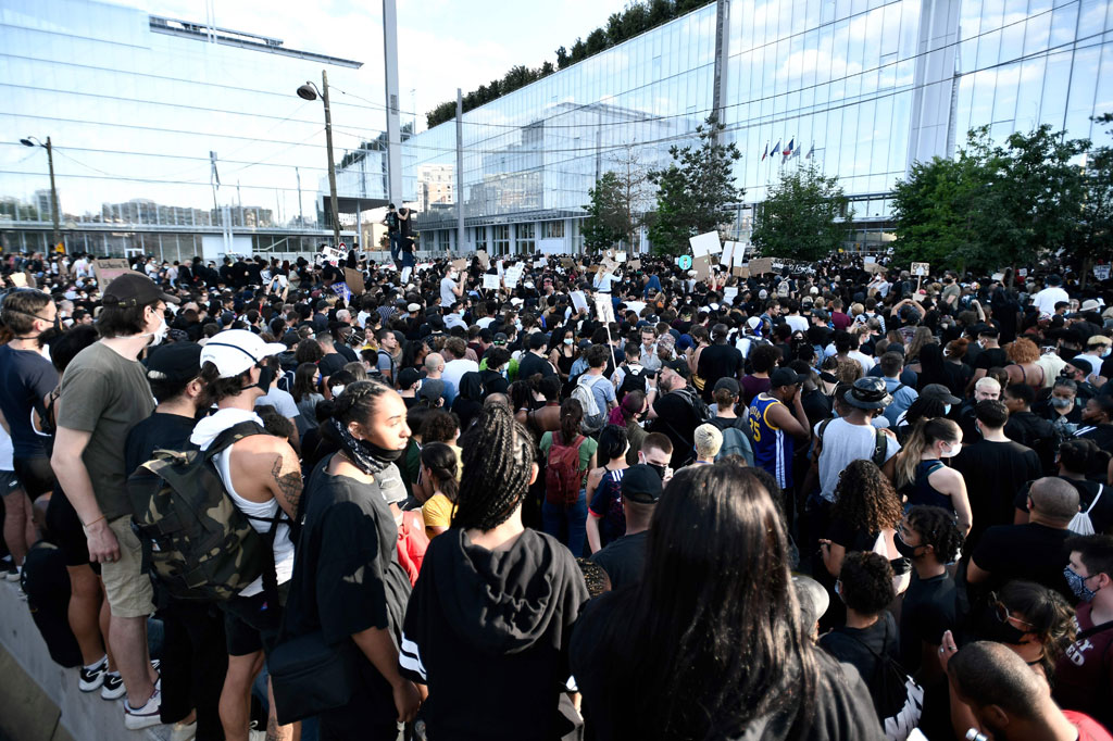 Banyak pemrotes turun ke jalanan Kota Paris pada Selasa, 2 Juni 2020 waktu setempat, setelah mendapatkan inspirasi dari gerakan protes di Amerika Serikat atas pembunuhan terhadap George Floyd, seorang pria kulit hitam tak bersenjata, oleh polisi minggu lalu.