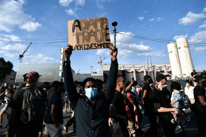 Sebelumnya, Kepala Kepolisian Paris Didier Lallement, menolak izin demonstrasi di luar pengadilan Paris bagi para pemrotes yang menuntut keadilan bagi Adama Traore, yang kematiannya telah lama menjadi bahan kontroversi di Prancis.