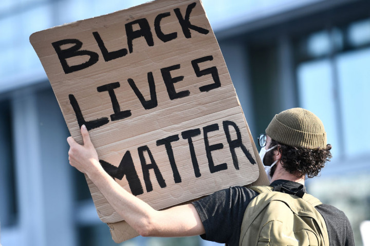 Para pengunjuk rasa mengacungkan slogan viral dalam bahasa Inggris seperti 'Black Lives Matter' dan 'Aku tidak bisa bernapas', saat meminta keadilan atas kematian Adama Traore.