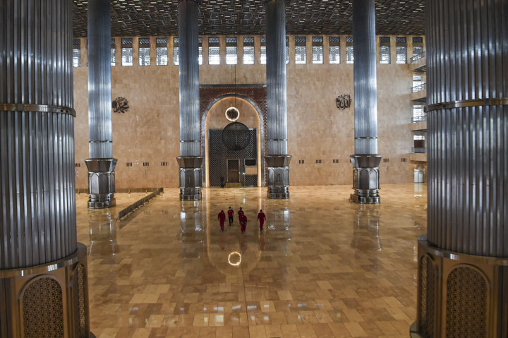 Petugas penanggulangan kebakaran dan penyelamatan DKI Jakarta menyemprotkan disinfektan di Masjid Istiqlal Jakarta, Rabu, 3 Juni 2020. 
