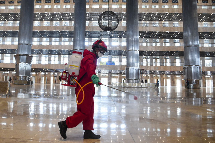 Penyemprotan tersebut sebagai upaya mencegah penyebaran virus korona (covid-19) di rumah ibadah jika nantinya kembali dibuka untuk umum saat pemberlakuan tatanan hidup kenormalan baru (new normal).