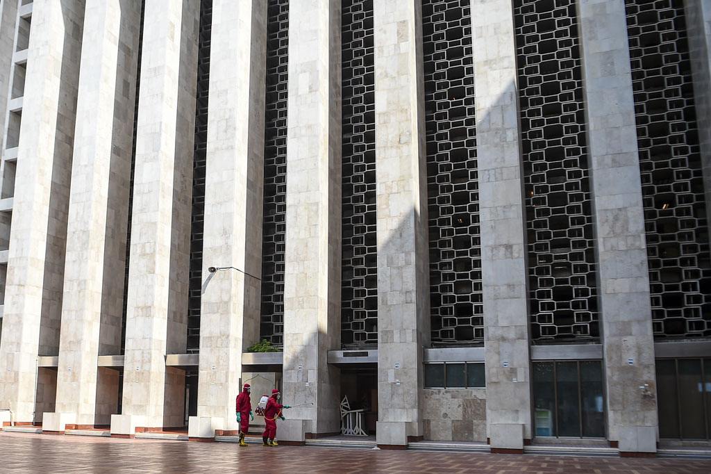 Penyemprotan disinfektan itu dimulai pada pukul 08.30 WIB dengan melibatkan banyak petugas dari tiga pilar yaitu Pemerintah, TNI, dan Polri.