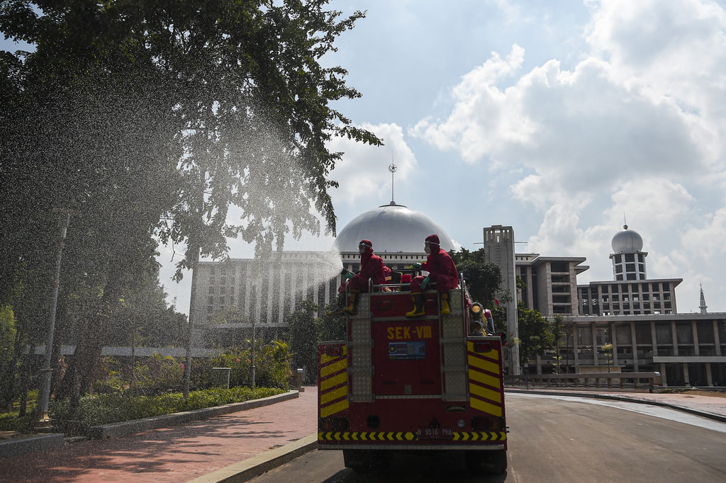 Sementara untuk penyemprotan di bagian dalam tempat ibadah dilakukan oleh petugas dengan alat pelindung diri (APD) lengkap menggunakan semprotan portabel.