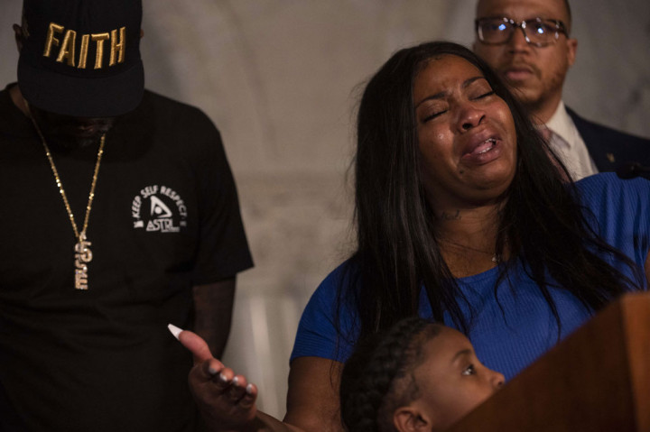 Roxie Washington dan putrinya Gianna menuntut keadilan atas meninggalnya suami dan ayah mereka George Floyd. Washington menegaskan bahwa Floyd merupakan ayah yang baik dan tidak pantas mati telungkup di trotoar setelah seorang polisi Minneapolis menekan lehernya dengan lutut selama lebih dari delapan menit.