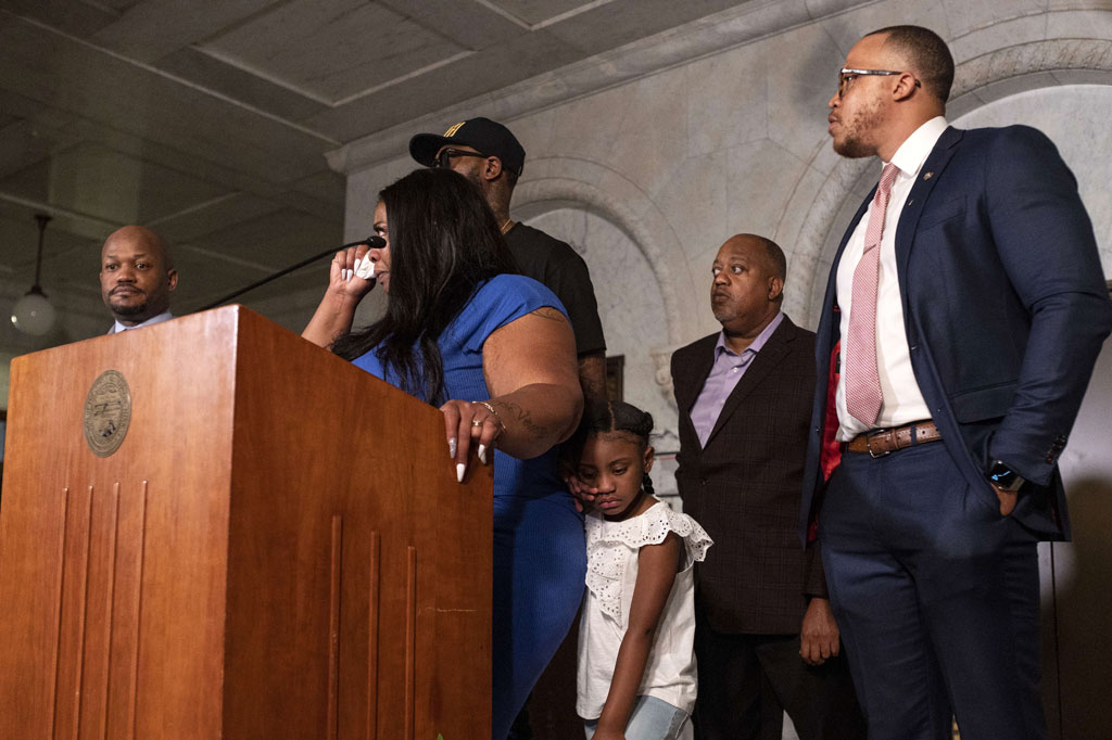 Roxie Washington menginginkan keempat perwira yang terlibat dalam kematian Floyd mendapat hukuman yang setimpal atas pembunuhan ayah dari putri mereka, Gianna, yang berumur enam tahun.