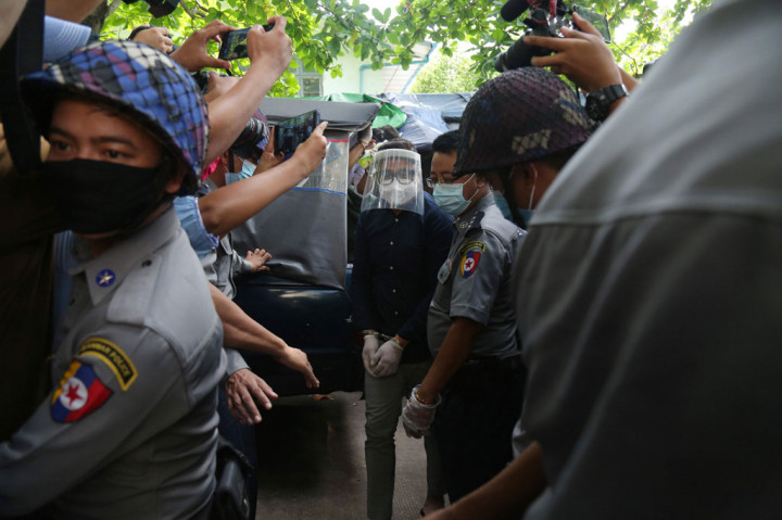 Pendeta Kristiani asal Kanada David Lah (tengah) tiba untuk menjalani persidangan di Pengadilan Kotapraja Mayangone di Yangon pada Rabu, 3 Juni 2020. 