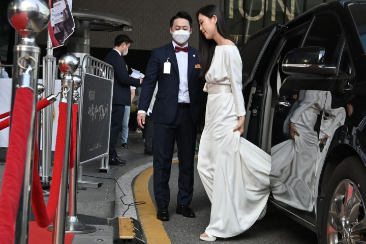 Aktris Korea Selatan Kim Sae-byuk tiba di red carpet ajang Daejong Film Awards ke-56 di Seoul, Rabu, 3 Juni 2020 di, tengah pandemi covid-19.