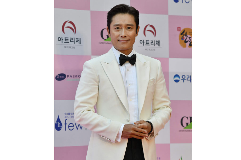 Aktor Lee Byung-hun berpose untuk para awak media saat hadir pada ajang Grand Bell Awards. Lee Byung-hun masuk nominasi Best Actor dalam film Ashfall, dan berperan sebagai Lee Joon-Pyeong.