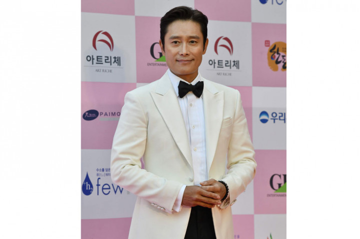 Aktor Lee Byung-hun berpose untuk para awak media saat hadir pada ajang Grand Bell Awards. Lee Byung-hun masuk nominasi Best Actor dalam film Ashfall, dan berperan sebagai Lee Joon-Pyeong.