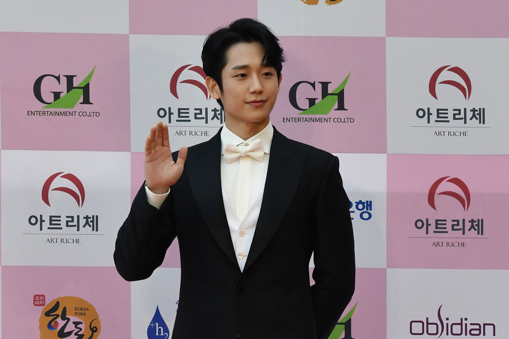 Aktor Jung Hae-in berpose untuk awak media saat tiba di red carpet ajang Grand Bell Awards. Jung Hae-in masuk nominasi Best New Actor dalam 'Tune in for Love'.
