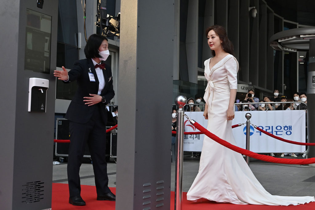 Aktris Oh Na-ra tiba di red carpet ajang Grand Bell Awards ke-56 di Seoul.