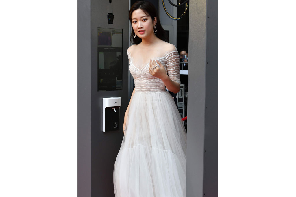 Aktris Korea Selatan Moon Ga-young berjalan melalui sistem kamera termal untuk memeriksa suhu tubuh saat tiba di red carpet Daejong Film Awards ke-56.