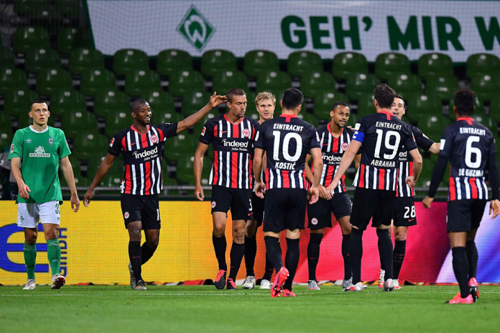 Eintracht Frankfurt memaksa Werder Bremen terpuruk di zona degradasi berkat kemenangan 3-0, dalam pertandingan tunda Liga Jerman, di Weser Stadion, Bremen, Kamis, 4 Juni 2020 dini hari WIB.