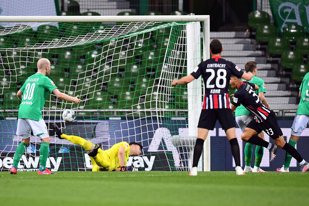 Ketiga gol di laga ini tercipta pada babak kedua. Andre Silva membuka keunggulan Frankfurt pada menit ke-61.  Silva membawa tim tamu memecah kebuntuan melalui sundulan memanfaatkan umpan silang Filip Kostic.