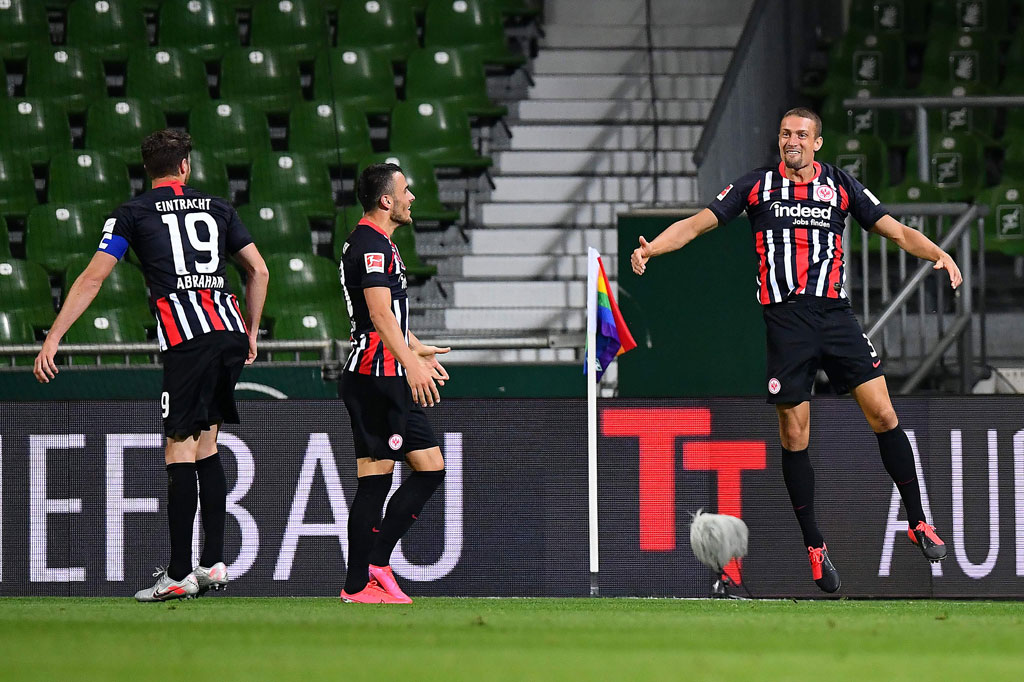 'The Eagles' mengunci tiga poin pada fase akhir pertandingan. Stefan Ilsanker menggandakan keunggulan Frankfurt melalui sepakannya dari situasi tendangan sudut pada menit ke-81, yang sekaligus merupakan gol perdananya di Liga Jerman.