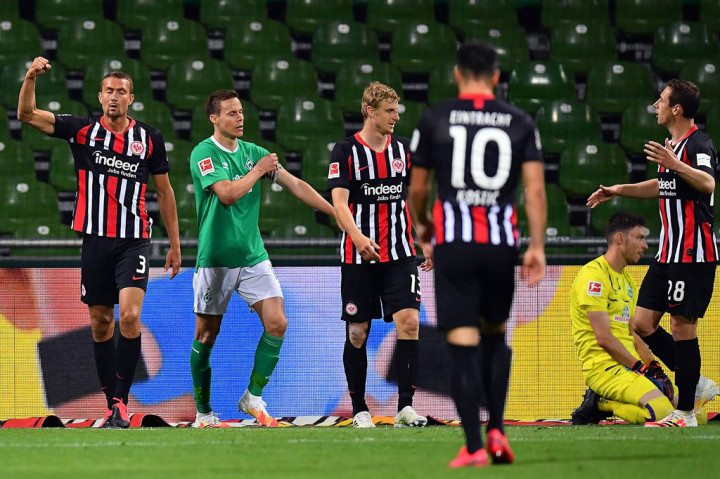 Sang pemain pengganti kemudian mengemas gol keduanya di akhir pertandingan, lewat tandukan menyambut bola tendangan bebas Jonathan de Guzman untuk mengamankan kemenangan 3-0.