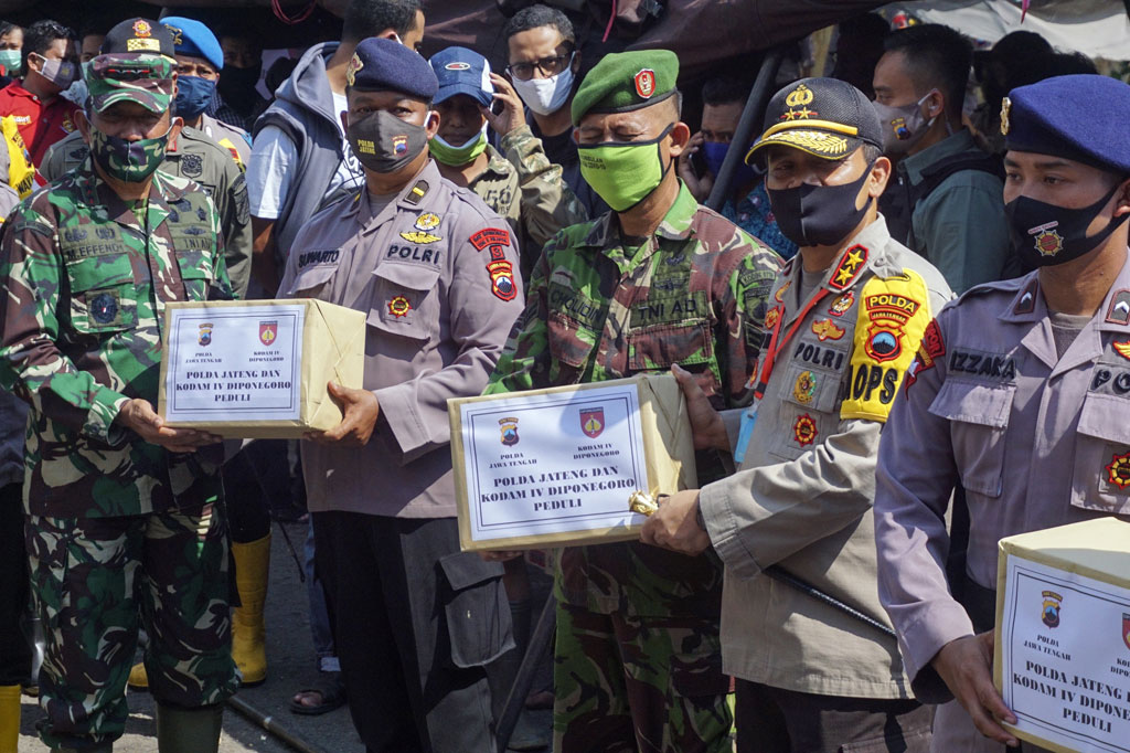 Kapolda Jawa Tengah Irjen Achmad Luthfi (kedua kanan) didampingi Pangdam IV/Diponegoro Mayjen Mochammad Effendi (kiri) menyerahkan bantuan berupa sembako dan tikar untuk warga terdampak rob di Kota Pekalongan, Kamis, 4 Juni 2020.