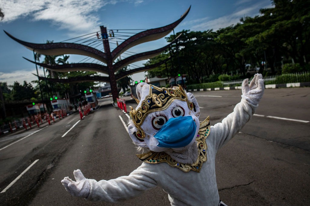 Petugas menggunakan kostum tokoh pewayangan kera putih Hanoman bermasker saat berlangsungnya simulasi normal baru di TMII, Jakarta, Kamis, 4 Juni 2020.