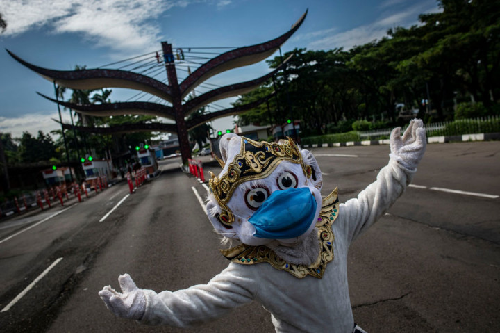 Petugas menggunakan kostum tokoh pewayangan kera putih Hanoman bermasker saat berlangsungnya simulasi normal baru di TMII, Jakarta, Kamis, 4 Juni 2020.