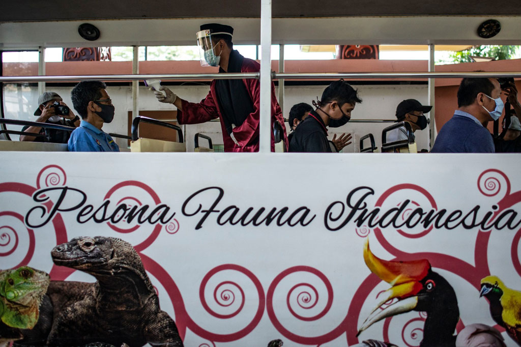 Pengelola Taman Mini Indonesia Indah (TMII) menggelar simulasi penerapan kenormalan baru bagi karyawan, pengunjung, dan fasilitas. Simulasi di antaranya pengukuran suhu tubuh pengujung saat berada di bus wisata TMII.