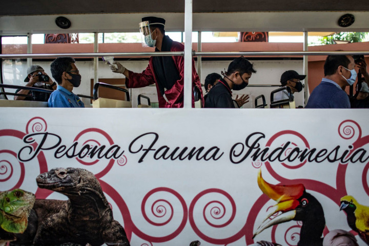 Pengelola Taman Mini Indonesia Indah (TMII) menggelar simulasi penerapan kenormalan baru bagi karyawan, pengunjung, dan fasilitas. Simulasi di antaranya pengukuran suhu tubuh pengujung saat berada di bus wisata TMII.